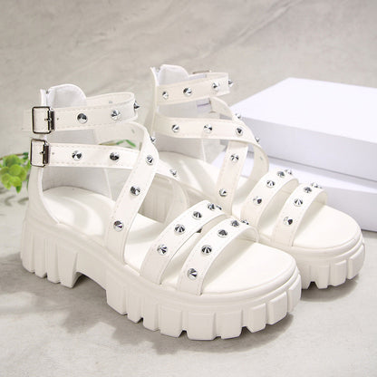 Amira | Sandalias de Cuña con Plataforma y Tachuelas