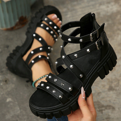 Amira | Sandalias de Cuña con Plataforma y Tachuelas