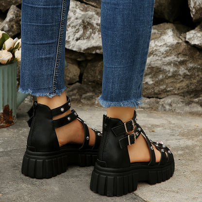 Amira | Sandalias de Cuña con Plataforma y Tachuelas